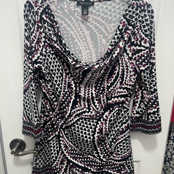 White House Black Market Fitted Graphic Blouse with Cuffed 3/4 Sleeves - Picture 2 of 11